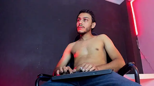 Snapshot of Boss_Domiinator chatting on March 20, 12:32 pm Boss Domiinator online show from March 20, 12:32 pm