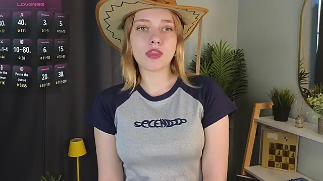 HollieCollelo online show from October 17, 3:10 am