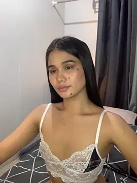 Snapshot of AngelHille chatting on December 19, 12:17 am AngelHille online show from December 19, 12:17 am