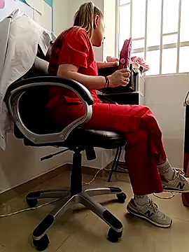 Snapshot of Madisson-04_ chatting on March 10, 3:06 pm Madisson-04 online show from March 10, 3:06 pm