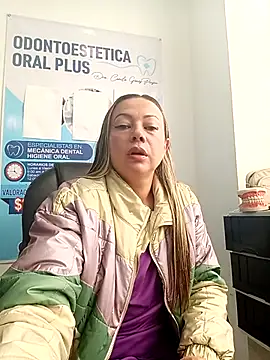 Snapshot of Madisson-04_ chatting on March 31, 12:49 pm Madisson-04 online show from March 31, 12:49 pm