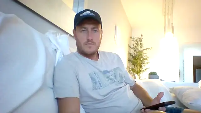 Londonlad818 online show from October 29, 1:24 pm