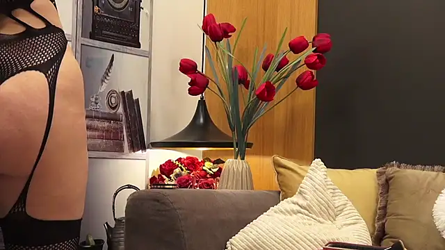 Mia Swano online show from February 8, 10:35 pm