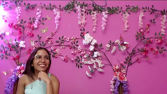 skinnysofia18 online show from December 3, 1:20 pm