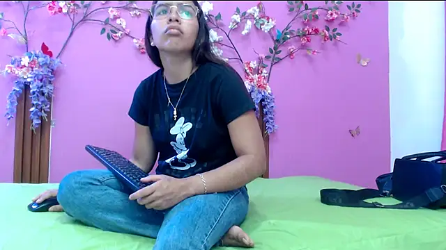 skinnysofia18 online show from April 23, 1:46 pm