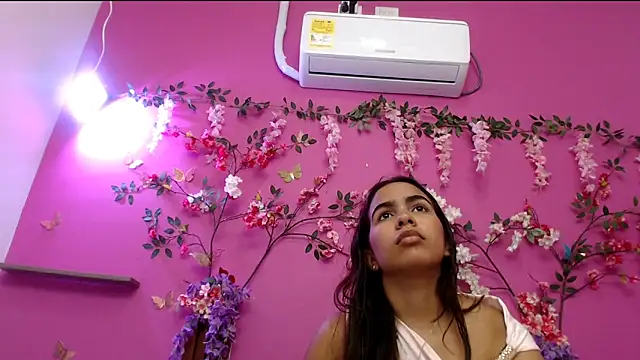 Snapshot of skinnysofia18 chatting on May 23, 2:21 pm skinnysofia18 online show from May 23, 2:21 pm