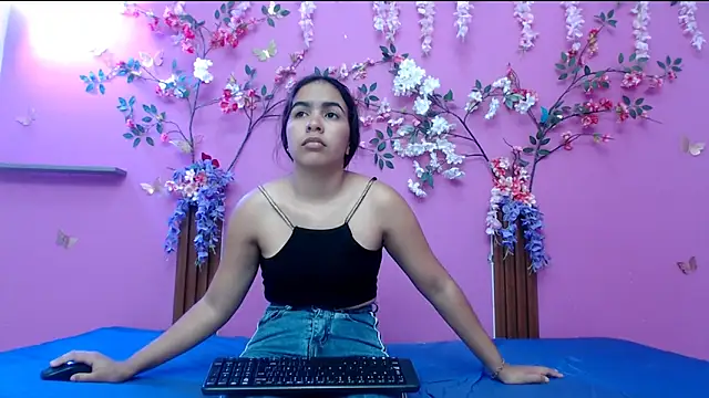 Snapshot of skinnysofia18 chatting on May 29, 1:53 pm skinnysofia18 online show from May 29, 1:53 pm
