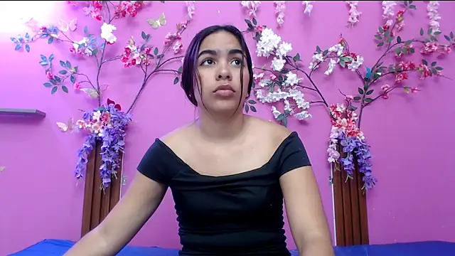 Snapshot of skinnysofia18 chatting on May 30, 2:14 pm skinnysofia18 online show from May 30, 2:14 pm
