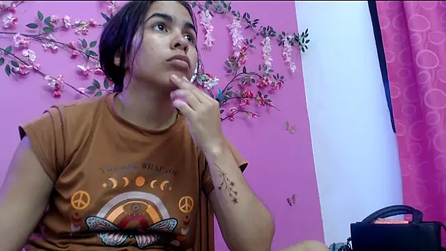 Snapshot of skinnysofia18 chatting on June 5, 2:01 pm skinnysofia18 online show from June 5, 2:01 pm