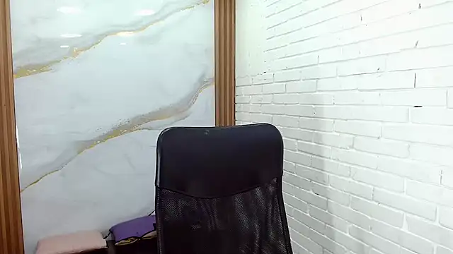 Penelopee Rouse online show from December 14, 7:29 pm