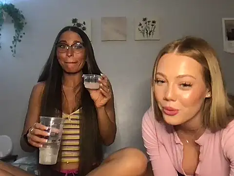 Snapshot of MichelleXClarice chatting on October 15, 2:33 am MichelleXClarice online show from October 15, 2:33 am