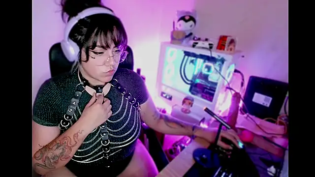 Snapshot of PinkDenial chatting on September 16, 1:28 am PinkDenial online show from September 16, 1:28 am