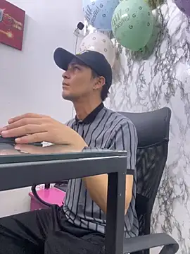 Snapshot of StevenHumps chatting on October 7, 5:15 am StevenHumps online show from October 7, 5:15 am