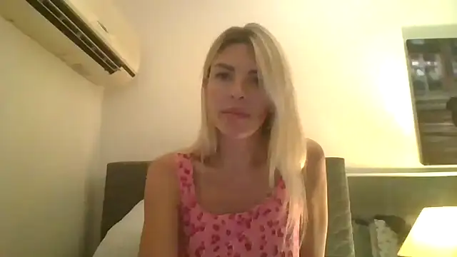 Snapshot of Liliwii1 chatting on October 30, 8:31 pm Liliwii1 online show from October 30, 8:31 pm