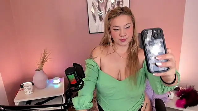 hollie joliie online show from December 20, 12:12 pm