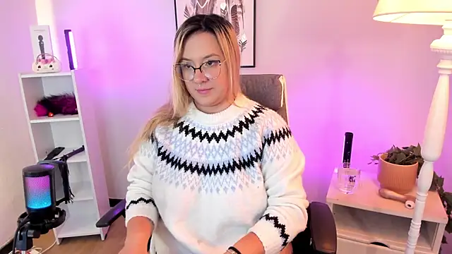 hollie joliie online show from March 26, 12:11 pm