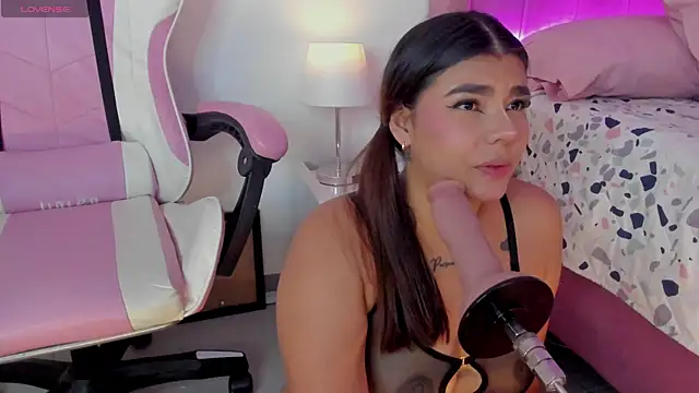 AliceThundeer online show from November 2, 4:15 am