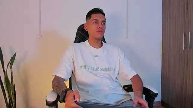 Snapshot of Nickyblazze_ chatting on October 16, 12:06 pm Nickyblazze online show from October 16, 12:06 pm