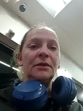 Snapshot of Goldenndoll chatting on November 27, 6:59 am Goldenndoll online show from November 27, 6:59 am