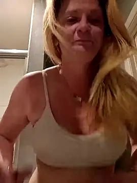 Snapshot of Goldenndoll chatting on February 8, 4:27 am Goldenndoll online show from February 8, 4:27 am