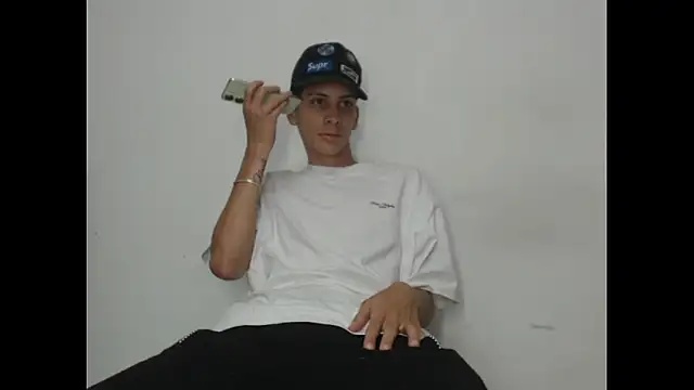 Snapshot of sam_hottt chatting on October 23, 8:29 pm sam hottt online show from October 23, 8:29 pm