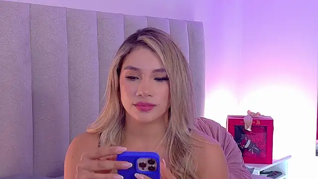 Snapshot of NicoleArmani chatting on November 19, 7:14 pm NicoleArmani online show from November 19, 7:14 pm