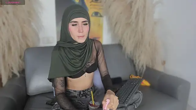 Snapshot of seraphine_arabic chatting on April 13, 1:27 pm seraphine arabic online show from April 13, 1:27 pm