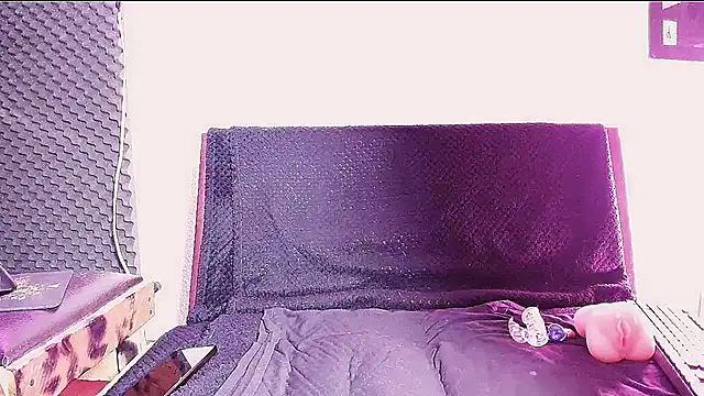 Snapshot of Roobin420 chatting on October 7, 6:05 pm Roobin420 online show from October 7, 6:05 pm