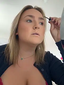 Snapshot of Elliemaee chatting on September 18, 11:12 am Elliemaee online show from September 18, 11:12 am