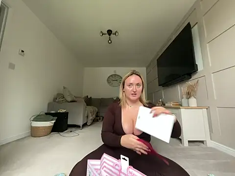 Snapshot of Elliemaee chatting on October 3, 11:29 am Elliemaee online show from October 3, 11:29 am