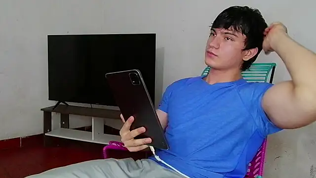 ErickWalton online show from January 12, 5:01 am