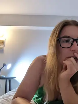 Snapshot of story_of_sarah chatting on May 7, 7:19 pm story of sarah online show from May 7, 7:19 pm