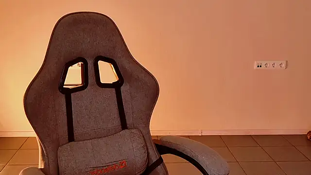 Yoka paradoXXX online show from February 18, 9:05 am