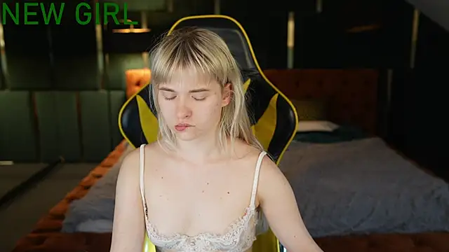 Snapshot of Ava_kiss054 chatting on May 2, 2:33 pm Ava kiss054 online show from May 2, 2:33 pm
