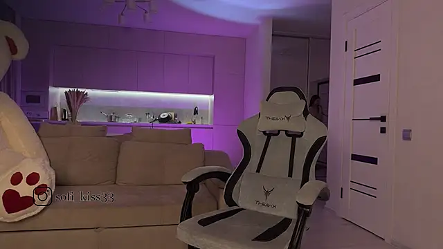 Snapshot of SofI-Play chatting on October 27, 6:34 pm SofI-Play online show from October 27, 6:34 pm