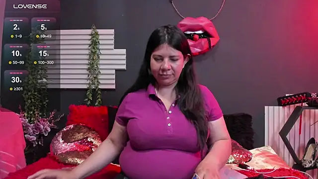 Snapshot of kinky_momm chatting on June 18, 1:15 pm kinky momm online show from June 18, 1:15 pm