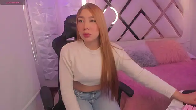 Issa Moon  online show from October 1, 2:12 pm