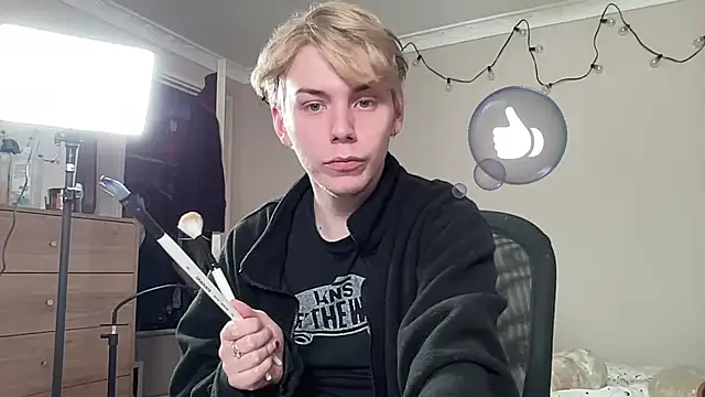 Snapshot of scottishtwink01 chatting on September 22, 1:18 am scottishtwink01 online show from September 22, 1:18 am