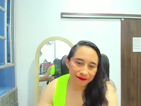 Snapshot of LeilaSmith_ chatting on October 13, 11:43 am LeilaSmith online show from October 13, 11:43 am