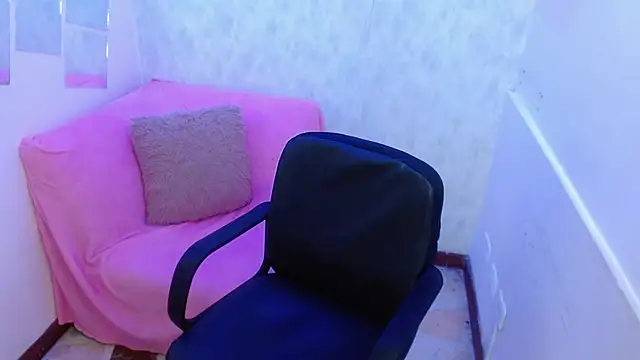 KendallWood  online show from November 7, 8:20 pm