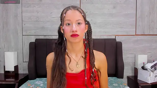 Snapshot of EmmaPetty chatting on October 9, 9:57 pm EmmaPetty online show from October 9, 9:57 pm