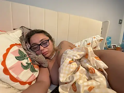 petitelucyXoxx online show from June 24, 4:33 am