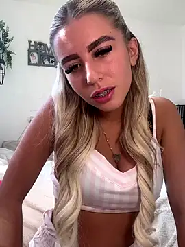 Snapshot of BlondeBetty chatting on September 22, 11:45 am BlondeBetty online show from September 22, 11:45 am