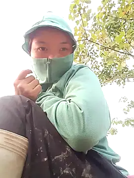 Snapshot of Huyen_x chatting on April 2, 10:35 am Huyen x online show from April 2, 10:35 am