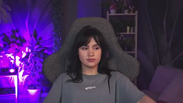 MonicaFarmer online show from April 13, 8:25 pm