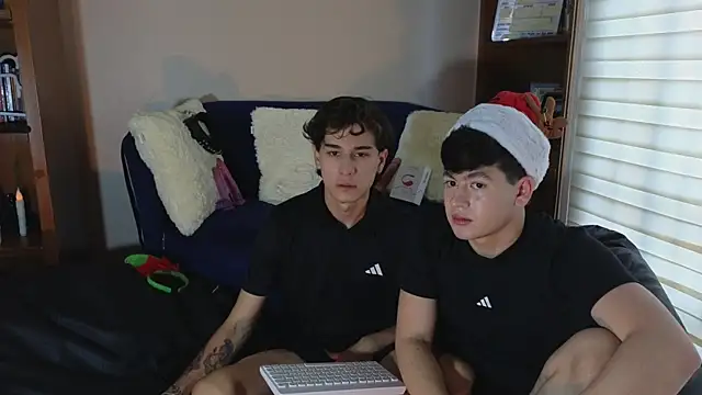 tightncuteass online show from December 15, 9:41 pm