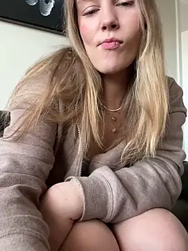 Snapshot of AllesandraLove chatting on February 1, 7:56 pm AllesandraLove online show from February 1, 7:56 pm