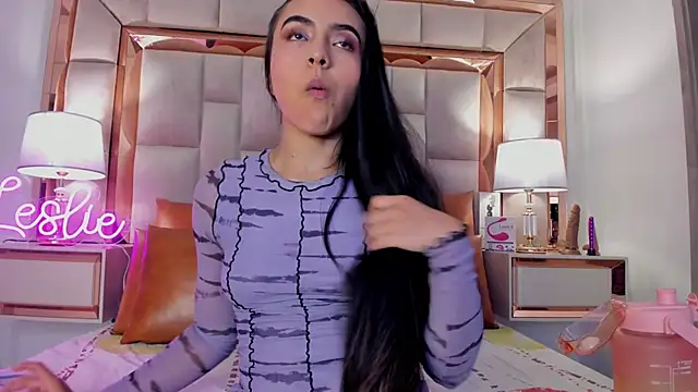 Leslie Bussh  online show from October 8, 8:06 pm