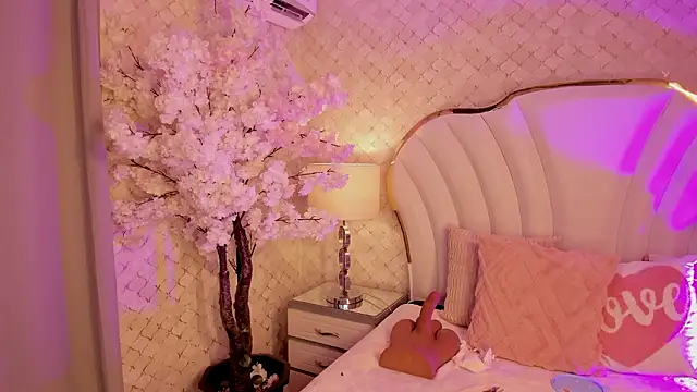 Lauuu2007 online show from March 8, 1:48 pm