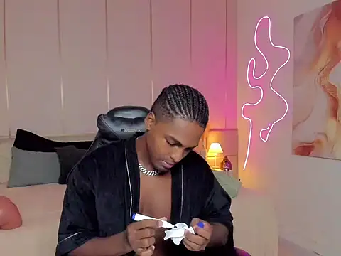 Snapshot of SoHighAngel chatting on February 24, 10:08 pm SoHighAngel online show from February 24, 10:08 pm